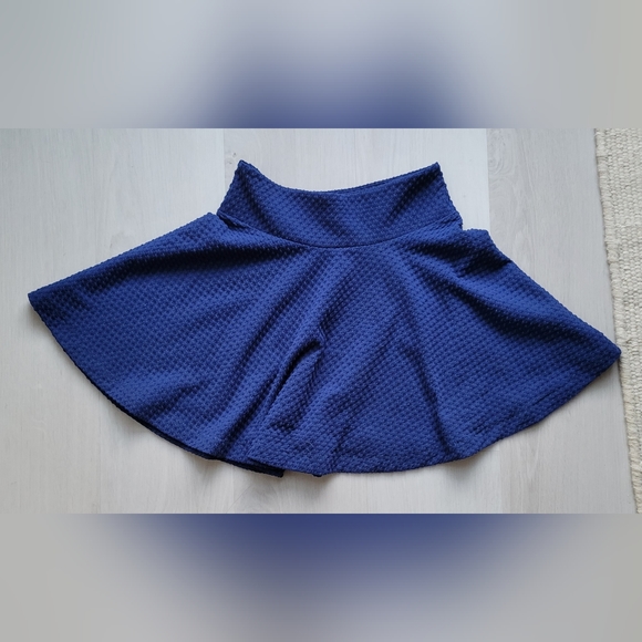 Urban Outfitters textured navy skater skirt, size XS - Picture 2 of 5
